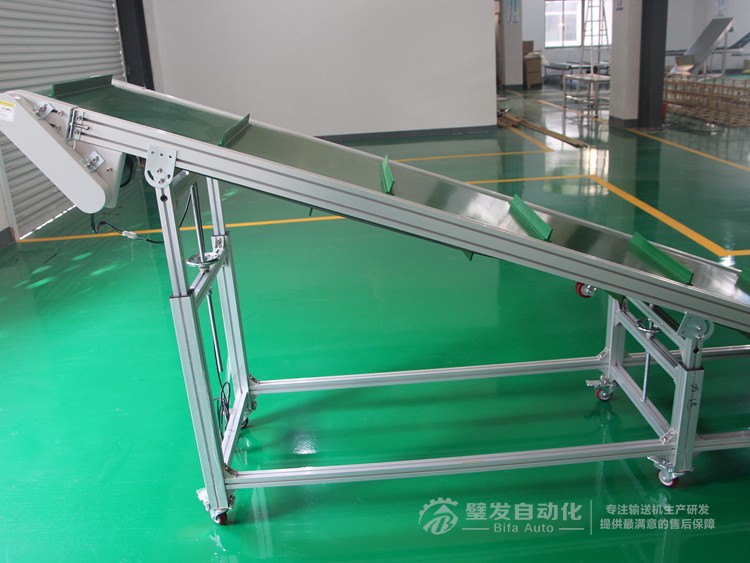 帶擋板直線與爬坡輸送機(jī)