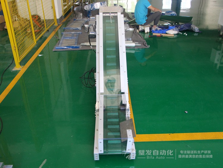 低端加平臺(tái)導(dǎo)條擋板上方加透明亞克力護(hù)罩爬坡皮帶輸送機(jī) 低端加平臺(tái)導(dǎo)條擋板上方加透明亞克力護(hù)罩爬坡皮帶輸送機(jī)