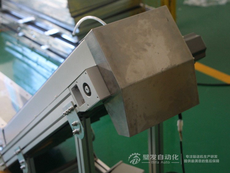 低端加平臺(tái)導(dǎo)條擋板上方加透明亞克力護(hù)罩爬坡皮帶輸送機(jī) 低端加平臺(tái)導(dǎo)條擋板上方加透明亞克力護(hù)罩爬坡皮帶輸送機(jī)