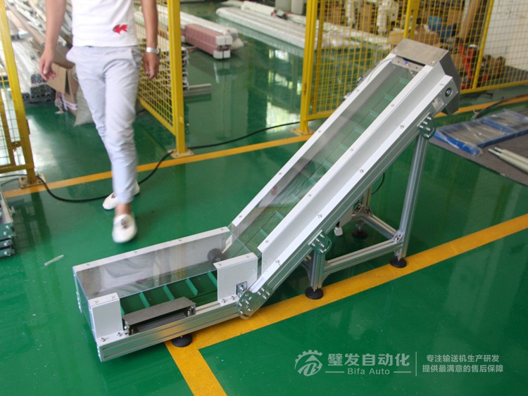 低端加平臺(tái)導(dǎo)條擋板上方加透明亞克力護(hù)罩爬坡皮帶輸送機(jī) 低端加平臺(tái)導(dǎo)條擋板上方加透明亞克力護(hù)罩爬坡皮帶輸送機(jī)