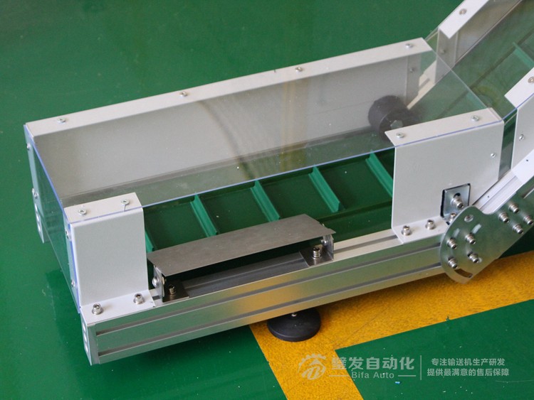 低端加平臺(tái)導(dǎo)條擋板上方加透明亞克力護(hù)罩爬坡皮帶輸送機(jī) 低端加平臺(tái)導(dǎo)條擋板上方加透明亞克力護(hù)罩爬坡皮帶輸送機(jī)