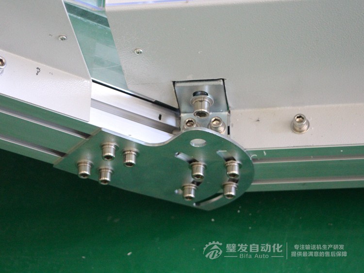 低端加平臺(tái)導(dǎo)條擋板上方加透明亞克力護(hù)罩爬坡皮帶輸送機(jī) 低端加平臺(tái)導(dǎo)條擋板上方加透明亞克力護(hù)罩爬坡皮帶輸送機(jī)