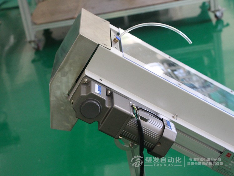 低端加平臺(tái)導(dǎo)條擋板上方加透明亞克力護(hù)罩爬坡皮帶輸送機(jī) 低端加平臺(tái)導(dǎo)條擋板上方加透明亞克力護(hù)罩爬坡皮帶輸送機(jī)