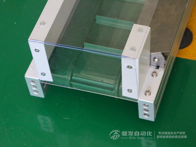 低端加平臺(tái)導(dǎo)條擋板上方加透明亞克力護(hù)罩爬坡皮帶輸送機(jī) 低端加平臺(tái)導(dǎo)條擋板上方加透明亞克力護(hù)罩爬坡皮帶輸送機(jī)