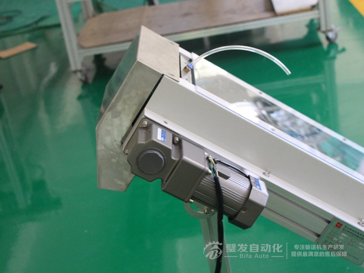 低端加平臺(tái)導(dǎo)條擋板上方加透明亞克力護(hù)罩爬坡皮帶輸送機(jī) 低端加平臺(tái)導(dǎo)條擋板上方加透明亞克力護(hù)罩爬坡皮帶輸送機(jī)