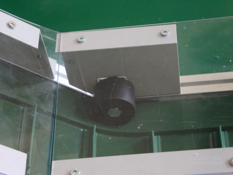 低端加平臺(tái)導(dǎo)條擋板上方加透明亞克力護(hù)罩爬坡皮帶輸送機(jī) 低端加平臺(tái)導(dǎo)條擋板上方加透明亞克力護(hù)罩爬坡皮帶輸送機(jī)