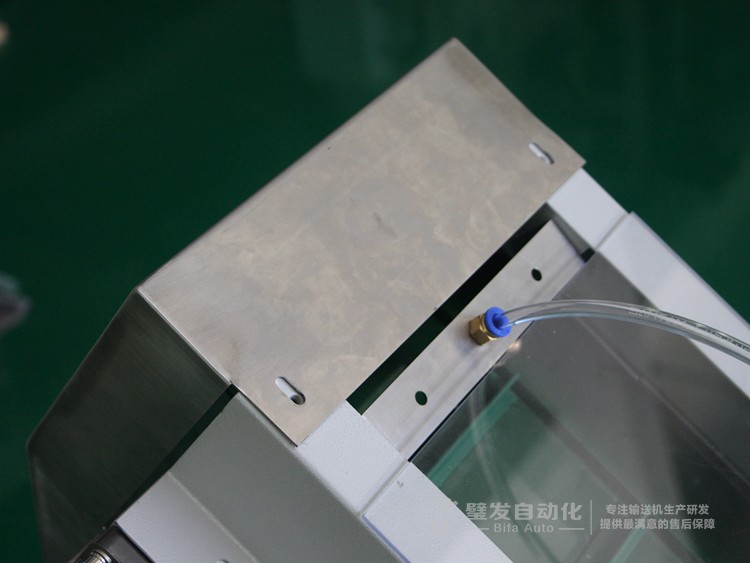 低端加平臺(tái)導(dǎo)條擋板上方加透明亞克力護(hù)罩爬坡皮帶輸送機(jī) 低端加平臺(tái)導(dǎo)條擋板上方加透明亞克力護(hù)罩爬坡皮帶輸送機(jī)