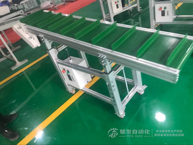 小型帶擋板爬坡輸送機(jī) 小型帶擋板爬坡輸送機(jī)