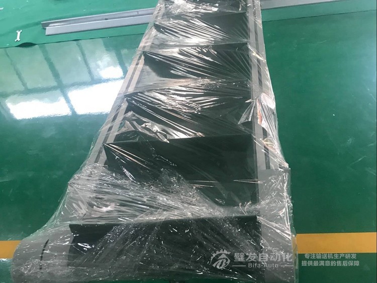 小型帶擋板爬坡輸送機(jī) 小型帶擋板爬坡輸送機(jī)