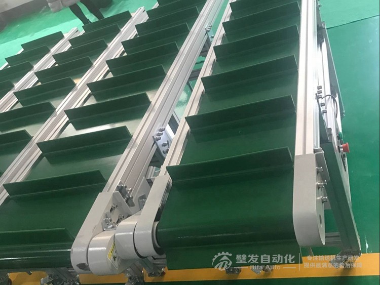 小型帶擋板爬坡輸送機(jī) 小型帶擋板爬坡輸送機(jī)