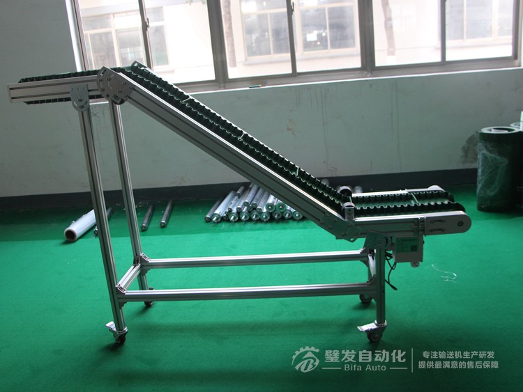 小型Z字型裙邊擋板爬坡輸送機(jī) 小型Z字型裙邊擋板爬坡輸送機(jī)